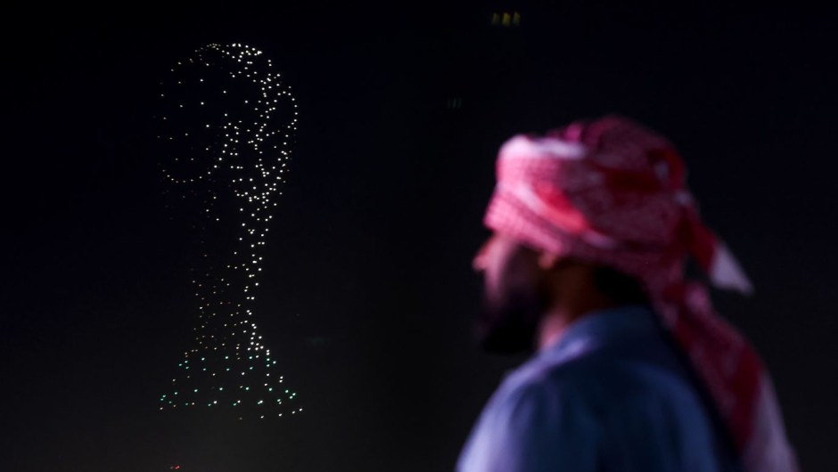 Un espectáculo de luces sobre el horizonte de Doha el domingo. (Crédito: Alex Grimm/Getty Images)