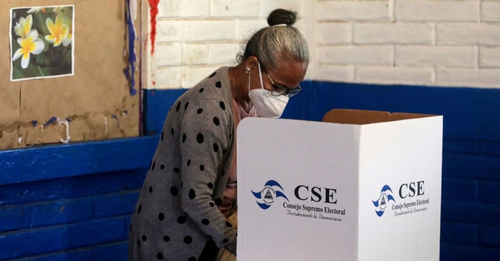 Una mujer vota en las elecciones municipales en Managua, Nicaragua, el 6 de noviembre de 2022. (Crédito: Oswaldo Rivas/ AFP/ Getty Images)