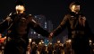 Fuerzas de seguridad disponen una barrera para contener las protestas contra las restricciones por covid en China.