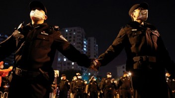 Fuerzas de seguridad disponen una barrera para contener las protestas contra las restricciones por covid en China.