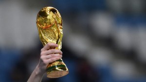 Réplica de la copa del mundo en el Mundial de Qatar 2022. (Foto: FRANCK FIFE/AFP vía Getty Images)