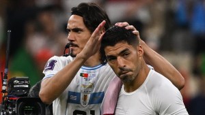 Edinson Cavani y Luis Suárez tras el partido de Uruguay contra Portugal en el Mundial de Qatar. (Foto: PABLO PORCIUNCULA/AFP vía Getty Images)