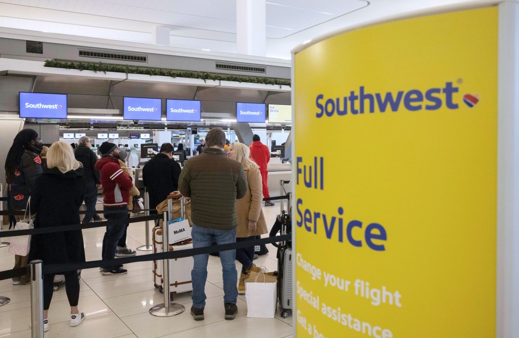 Pasajeros hacen fila para registrar sus vuelos en el mostrador de servicio de Southwest Airlines en el aeropuerto de LaGuardia, este martes en Nueva York. (Foto: Yuki Iwamura/AP)
