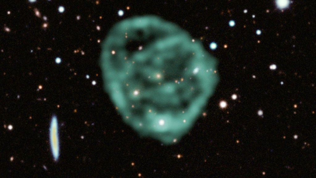 Astrónomos captaron una imagen de extraños círculos de radio en 2022.