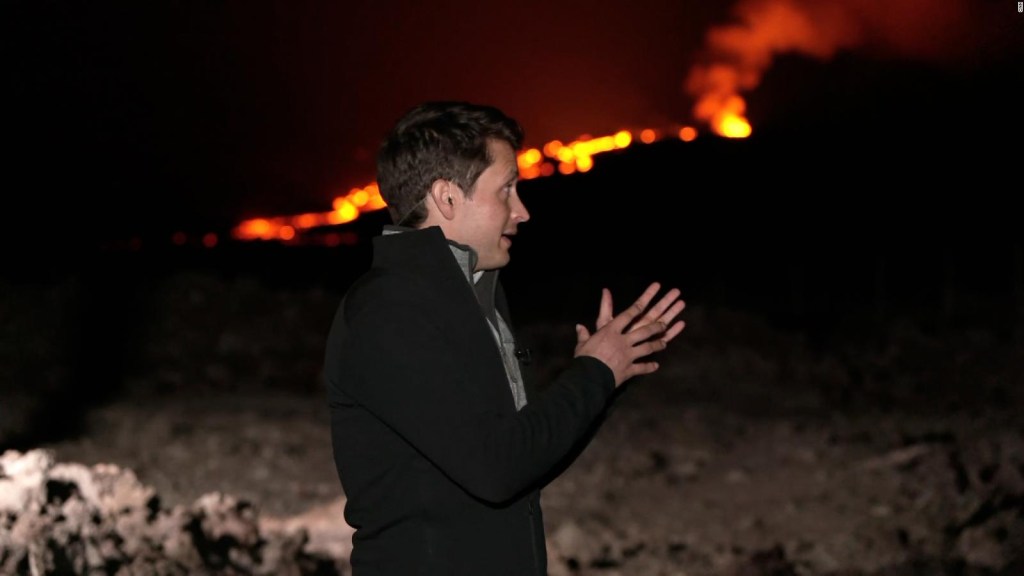 Reportero de CNN muestra el flujo de lava de Mauna Loa