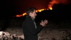 Reportero de CNN muestra el flujo de lava del Mauna Loa