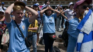 La tristeza de los hinchas en Montevideo tras la eliminación de Uruguay