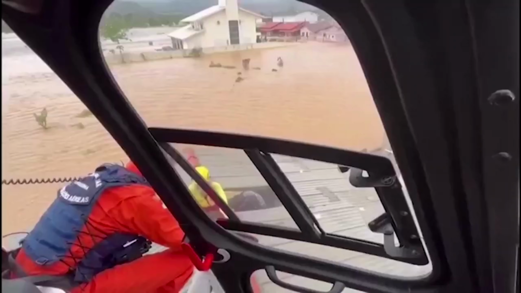 Así rescatan a las familias en Brasil tras inundaciones