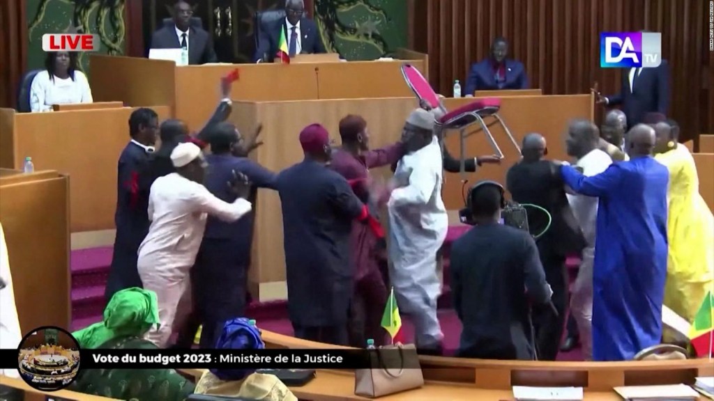 Hasta sillas se lanzaron: así estaba la piel en el Parlamento de Senegal