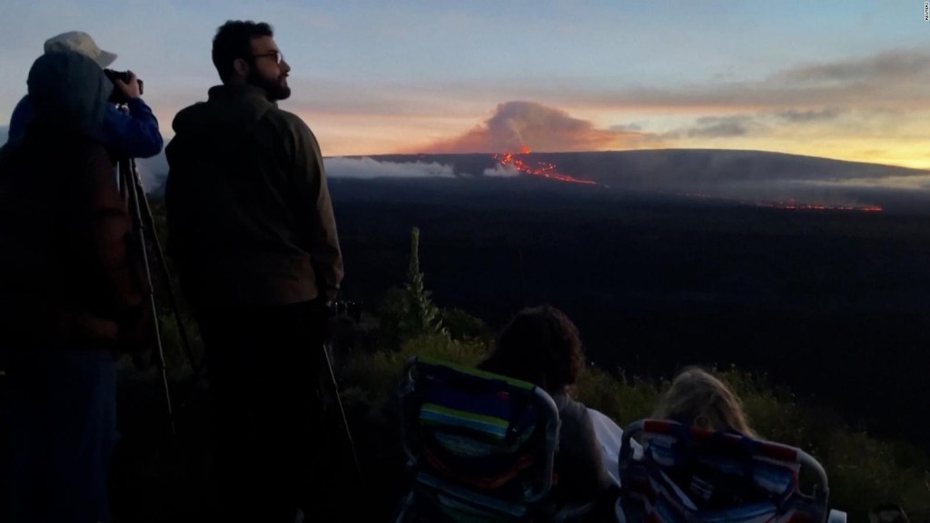 Turyści przybywają na Hawaje, aby oglądać erupcję Mauna Loa