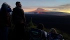 Turistas se acercan a Hawai para ver la erupción del Mauna Loa