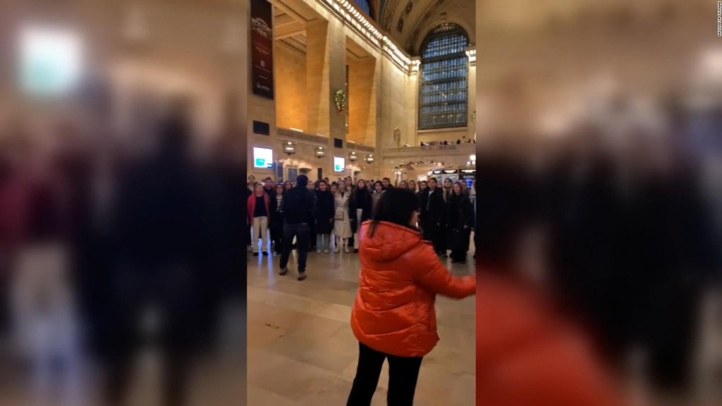 Ukraińskie dzieci śpiewają kolędy na dworcu Grand Central