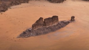 Enorme roca con forma de pez emerge del desierto
