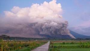 El Monte Semeru libera materiales volcánicos durante una erupción este domingo 4 de diciembre de 2022 en Lumajang, Java Oriental, Indonesia. (Foto: AP)