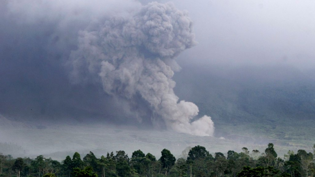 Un flujo piroclástico desciende por la ladera del Monte Semeru durante una erupción en Lumajang, Java Oriental. (Foto: AP)