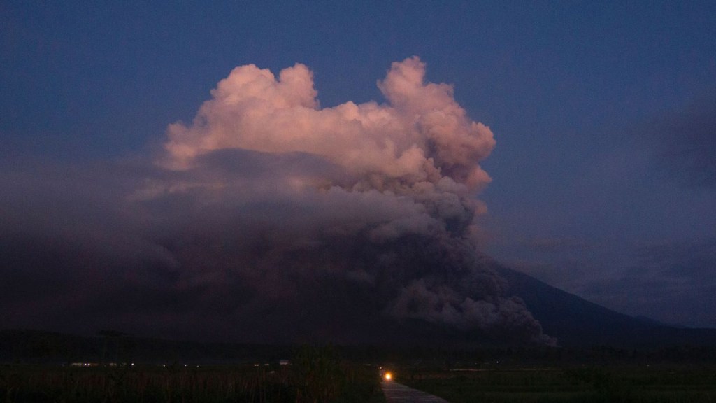El Monte Semeru arroja humo y ceniza en Lumajang el 4 de diciembre de 2022. (Foto: Agus Harianto/AFP/Getty Images)