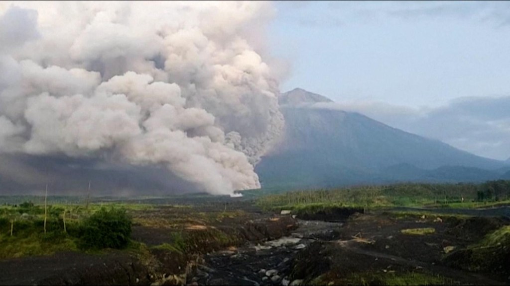 Alerta por la erupción del Monte Semeru en Indonesia