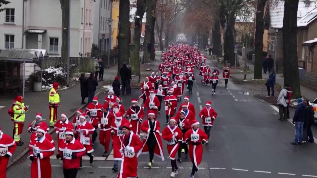 Watch the competition of hundreds Santa Claus in Germany