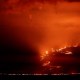 La lava del Mauna Loa baja su velocidad, pero aún puede traer problemas