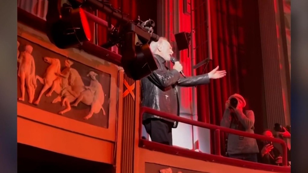Neil Diamond interpreta "Sweet Caroline" en obra de Broadway