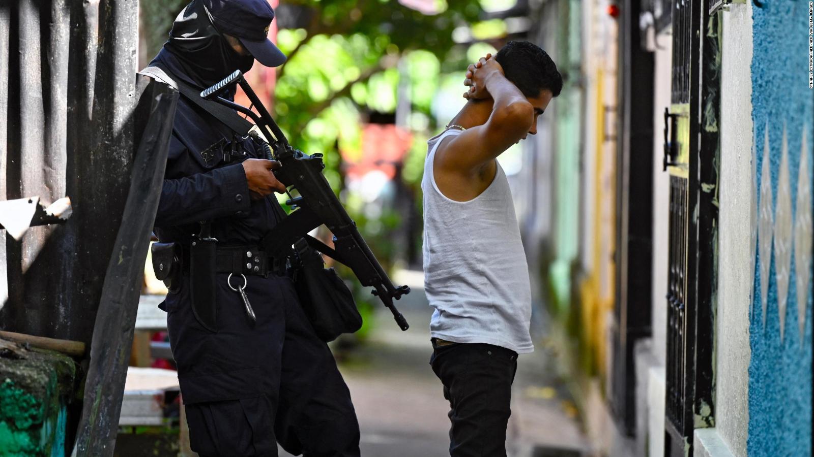 Violaciones de derechos humanos son el precio a pagar por sentirse seguro en El Salvador, dice activista |  Video