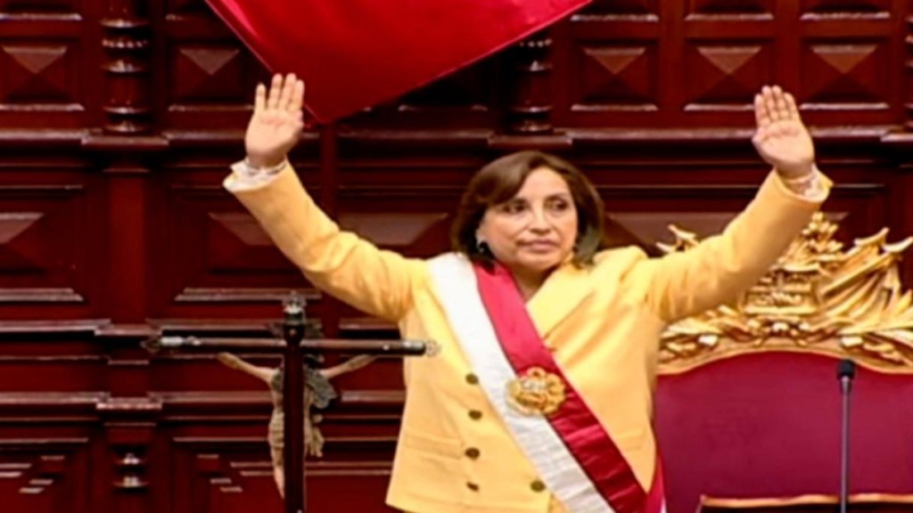 Momento en que Dina Boluarte juramenta como presidenta de Perú