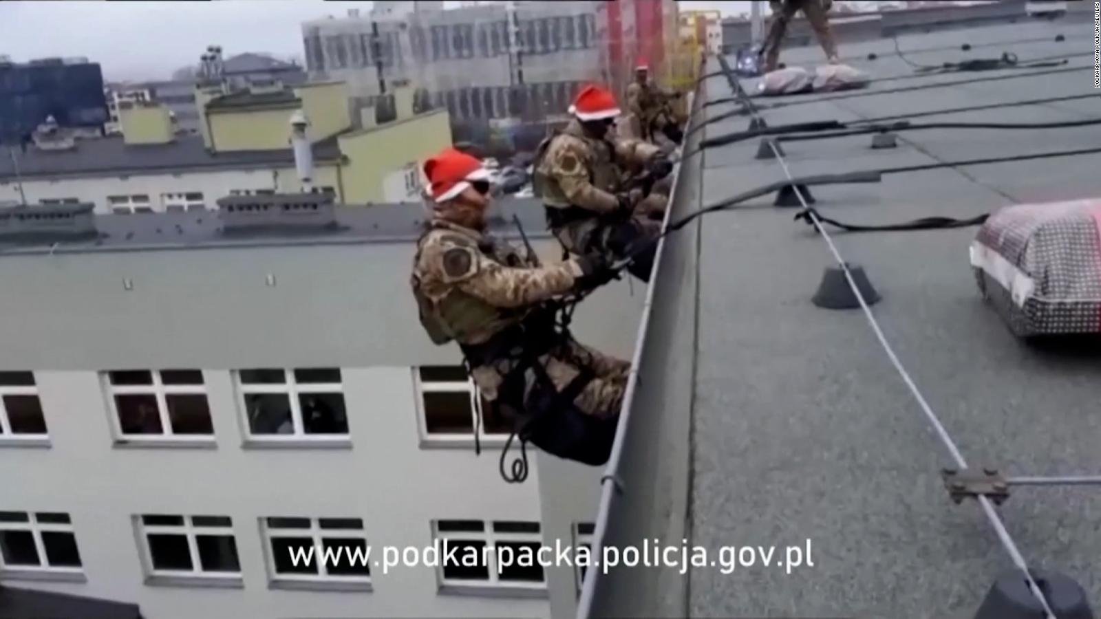 Policja w Polsce chętnie rozdaje prezenty świąteczne