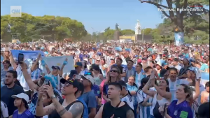 Hinchas en Argentina cantan con emoción el himno nacional antes del partido