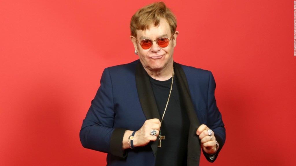¿Por qué Elton John está despreciando a los seguidores en Twitter?