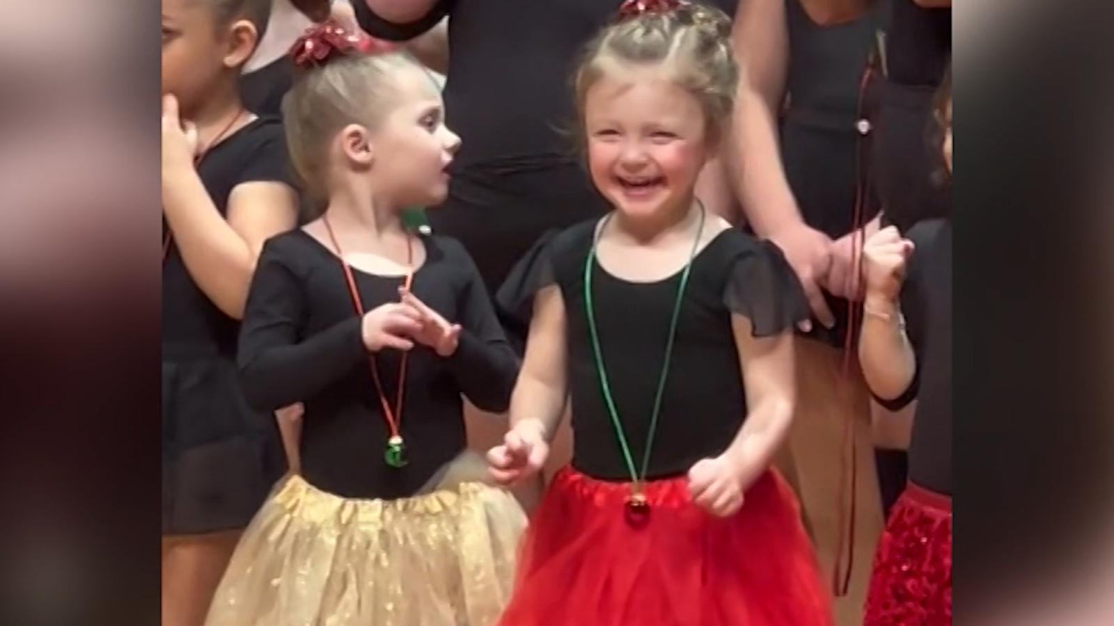 Mira el momento en que una niña de 3 años se da cuenta de que su familia  está en su recital de baile