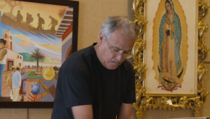 Artista rinde homenaje a la Virgen de Guadalupe en Los Ángeles