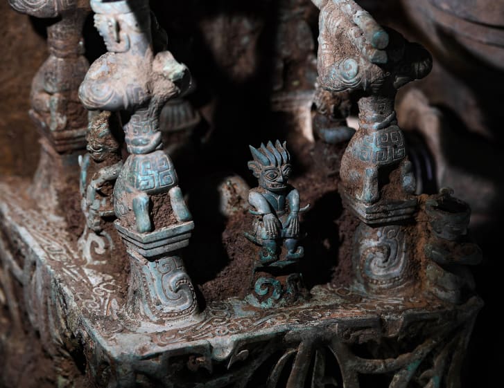 Altar de bronce excavado en Sanxingdui
