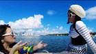 Wendy Guerra y Eglise Gutiérrez viajan sobre las aguas de Miami