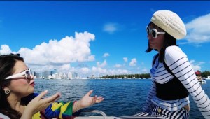 Wendy Guerra y Eglise Gutiérrez viajan sobre las aguas de Miami