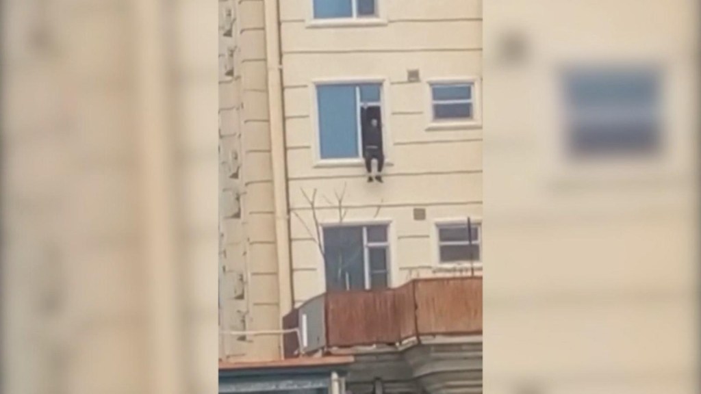 El momento en que un hombre escapa de un hotel atacado en Kabul