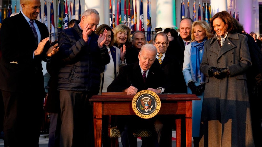 Biden firma la ley de matrimonio entre personas del mismo sexo