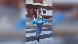 Esta abuela argentina se hizo famosa por celebrar con los hinchas en la calle