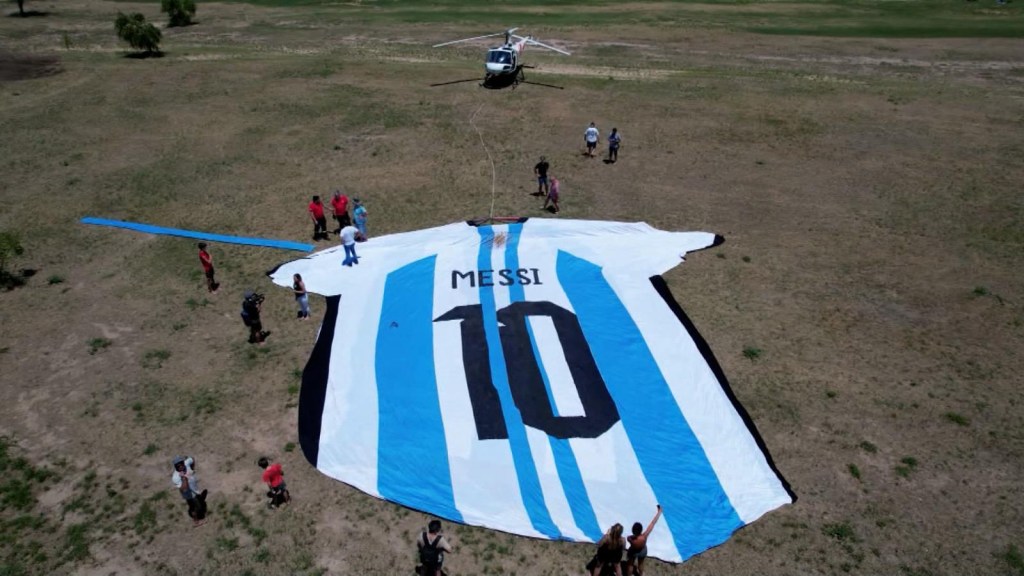 Una camiseta gigante de Lionel Messi ha vuelto a los cielos de Argentina