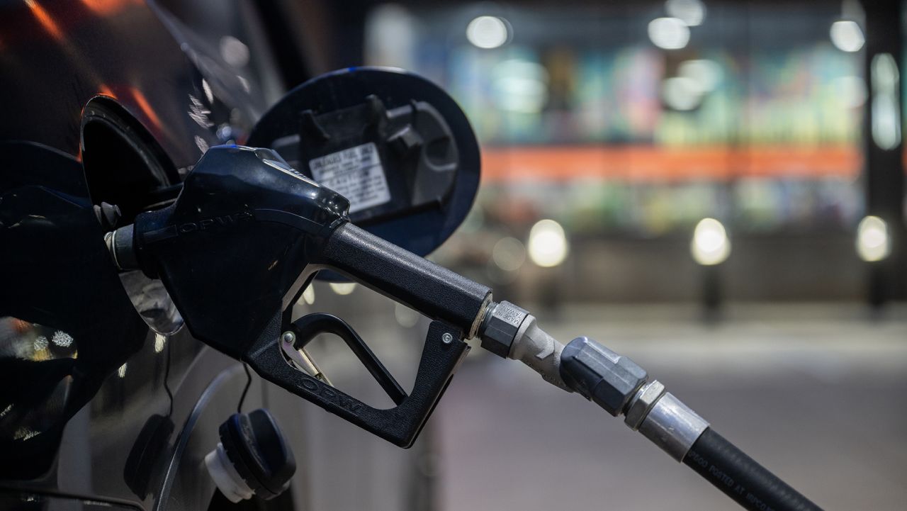 El precio de la gasolina cae a su nivel más bajo en 15 meses