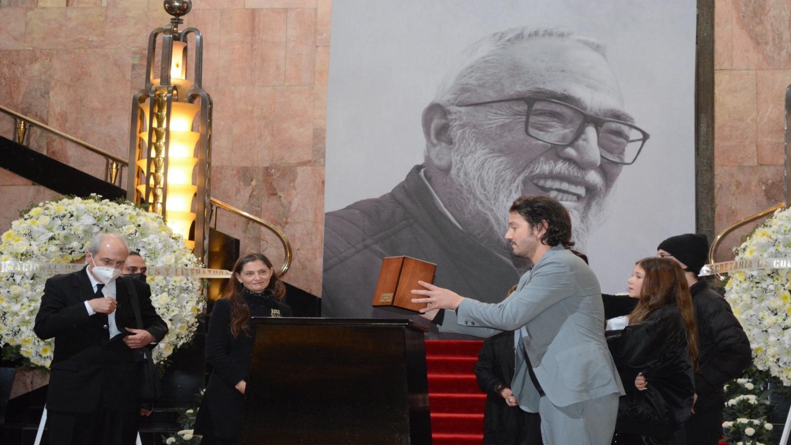 Las emotivas palabras de Diego Luna en el homenaje póstumo a su padre |  Video