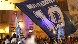 Hinchas argentinos realizan un banderazo en Doha por la final