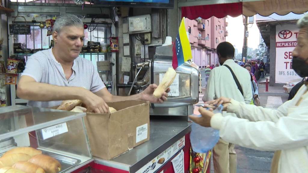 Panadero en Caracas entrega cada día cristales a los más necesitados