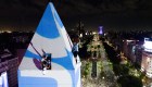 Argentinos festejan el campeonato mundial ¡Desde la cima del obelisco!
