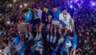Argentina recibe a la selección y a Messi con euforia, canto y lágrimas