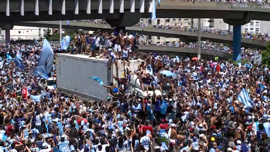 Fanáticos argentinos celebran un camión en movimiento