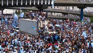 Fanáticos argentinos celebran sobre un camión en movimiento