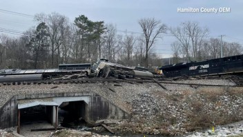 Video de impacto: Un tren choca con un camión y se descarrila cerca de Chattanooga