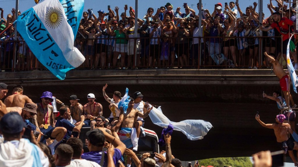 Aficionados saltan al autobús de los jugadores de Argentina, uno cae al suelo