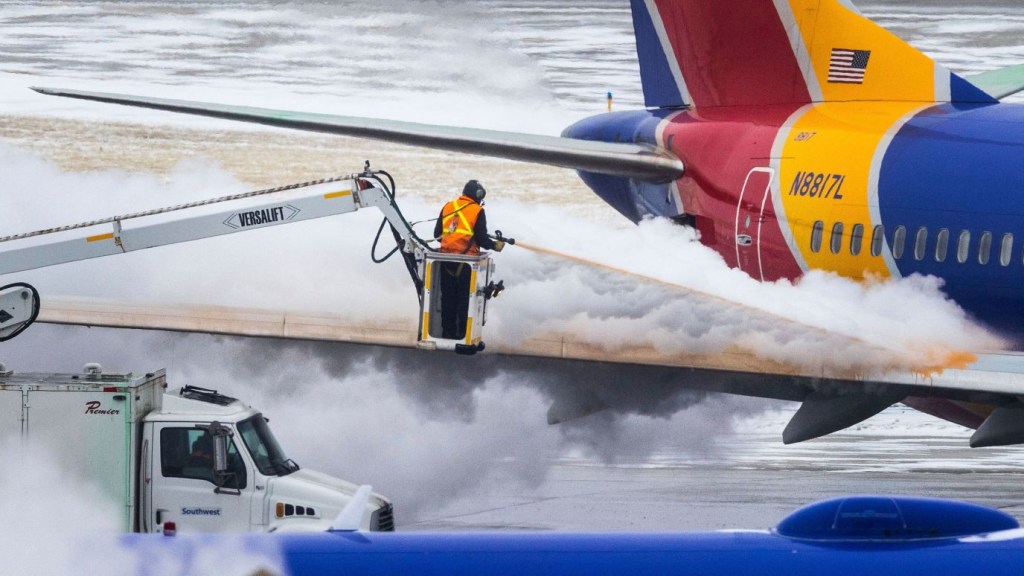 Personal descongelando un avión de Southwest Airlines antes de despegar en Omaha, Nebraska, el 21 de diciembre. (Crédito: Chris Machian/Omaha World-Herald/AP)