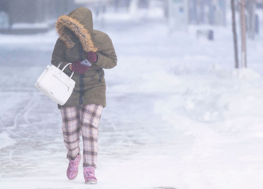 Una persona camina por la nieve, el 22 de diciembre en el centro de Minneapolis. (Crédito: Alex Kormann/Star Tribune/AP)